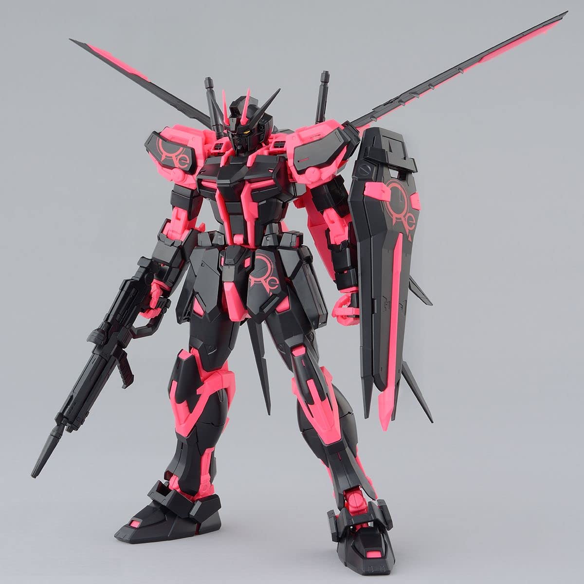 Bandai MG 1/100 Aile Strike Gundam Neon Pink Modellbausatz