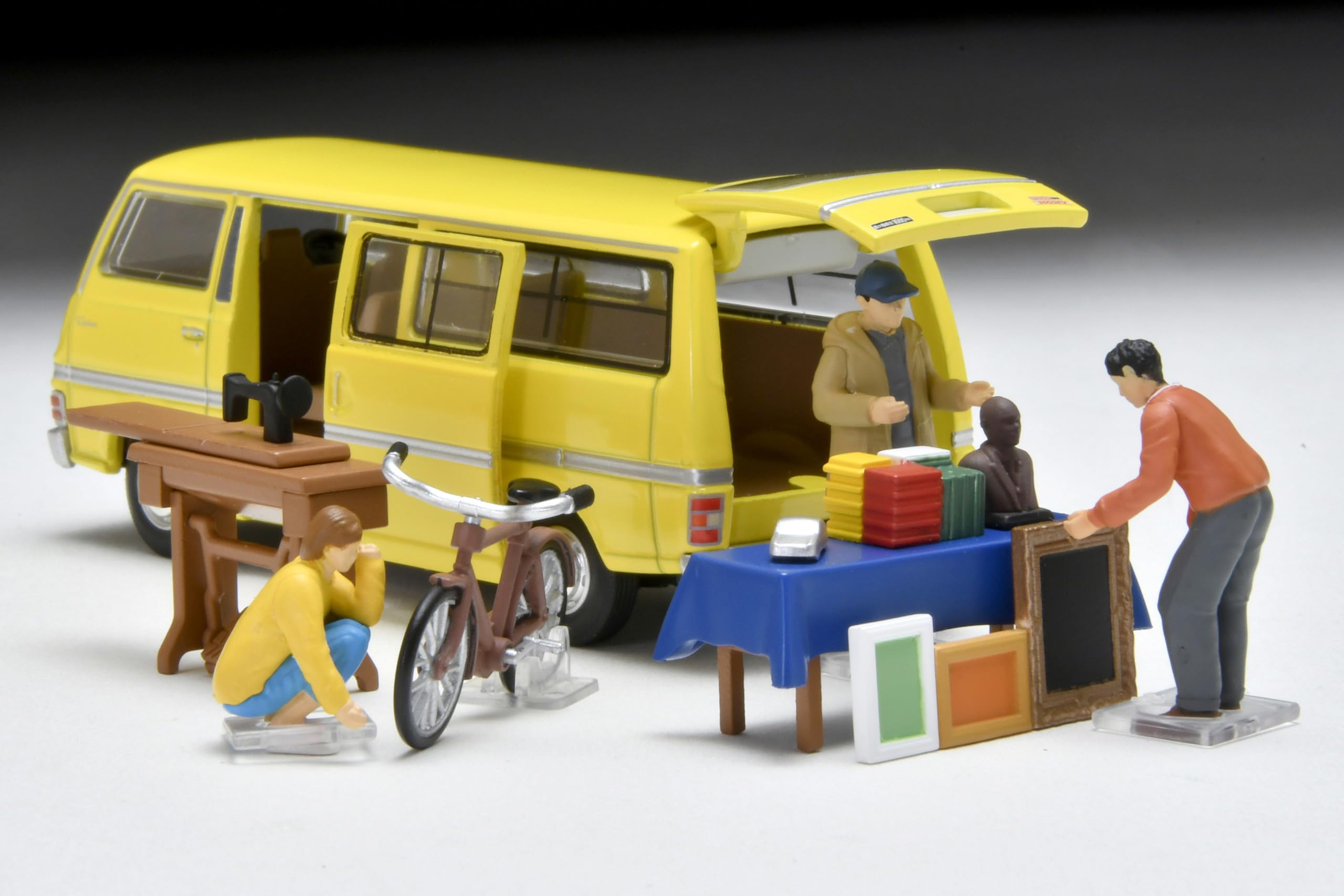 Tomytec Geocolle 1/64 Scale Car Snap 25A Flea Market Set with Doll 325246