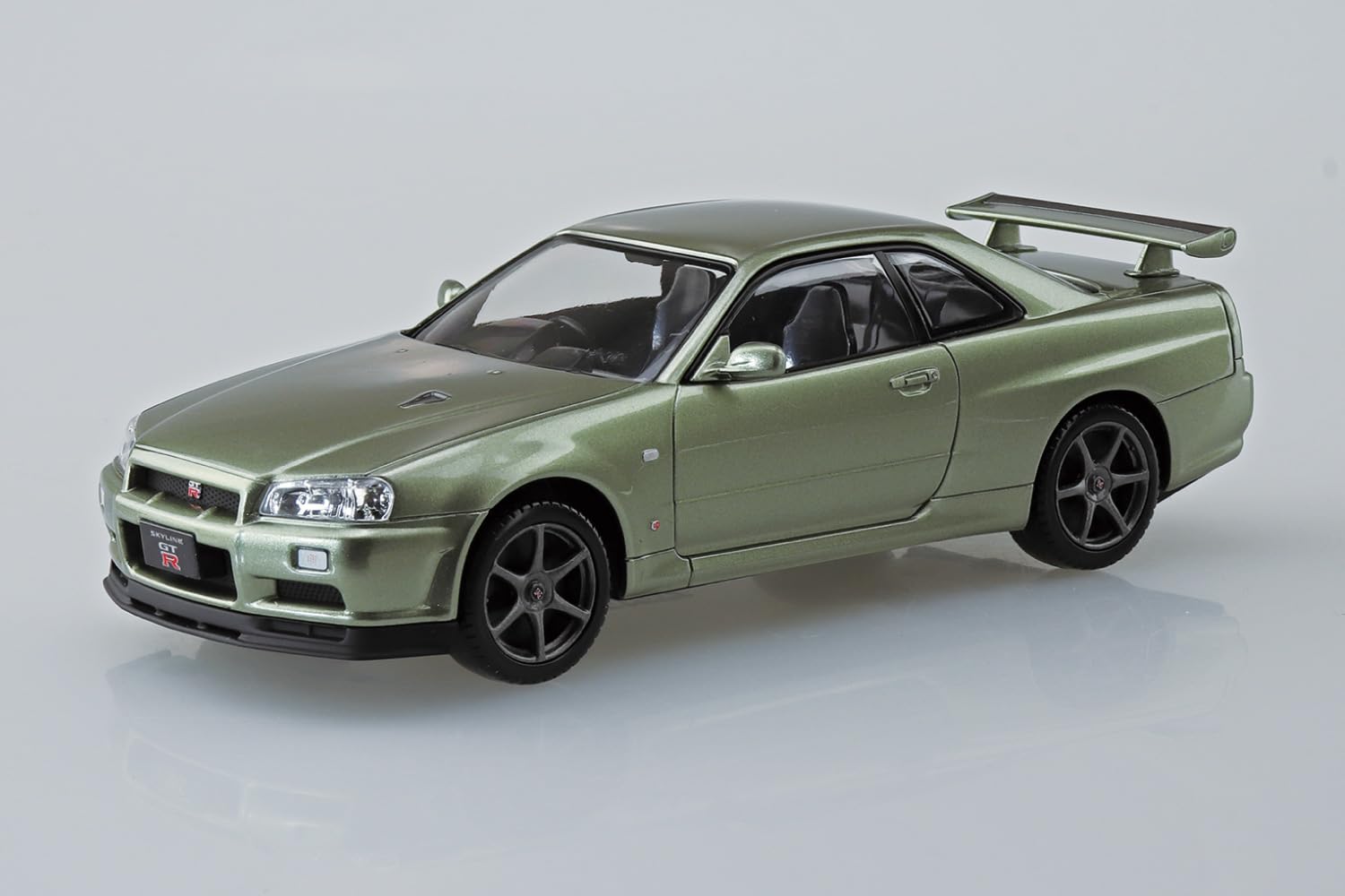 Aoshima 1/32 Nissan R34 Skyline GT-R Pre-Colored Model Kit