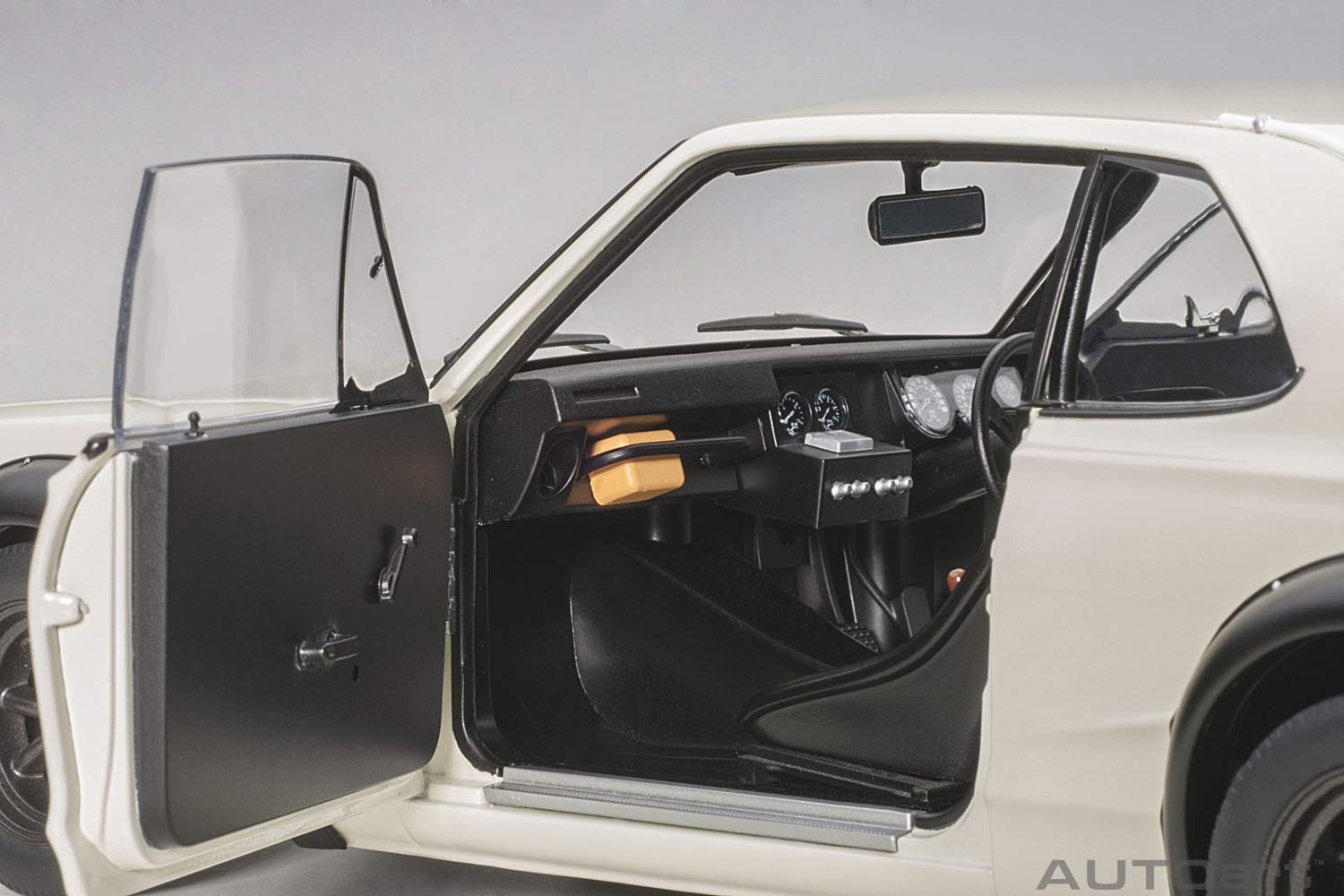 Autoart 1/18 Nissan Skyline GT-R KPGC10 Racing 1972 White Model Car- Japan Figure Store - #1 Bring To You The Best Japanese Goods