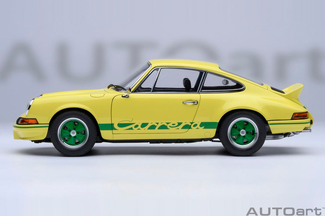 Modèle réduit 1/18 de la Porsche 911 Carrera 2.7 RS Autoart, couleur jaune clair avec bandes vertes.