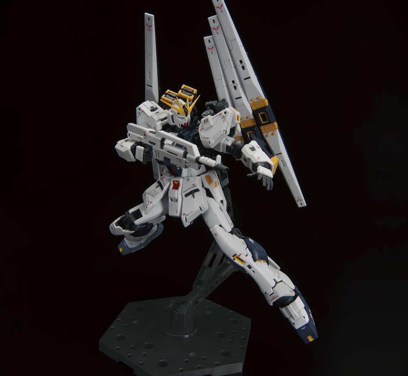 Bandai Spirits RG 1/144 Nu Gundam Double Fin Funnel Modellbausatz