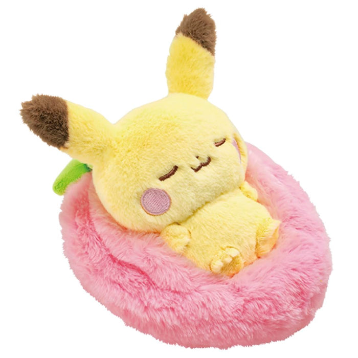 Pikachu en peluche dormant de Takara Tomy Pokemon - Édition Pokepeace Fruit